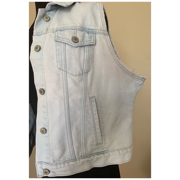 Old Navy Women’s Sleeveless Denim Jacket Vest - Picture 4 of 6